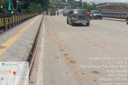 Tanah merah banyak berceceran di jembatan kali Ciliwung dan jalan Boulevard Gran Depok City (GDC)